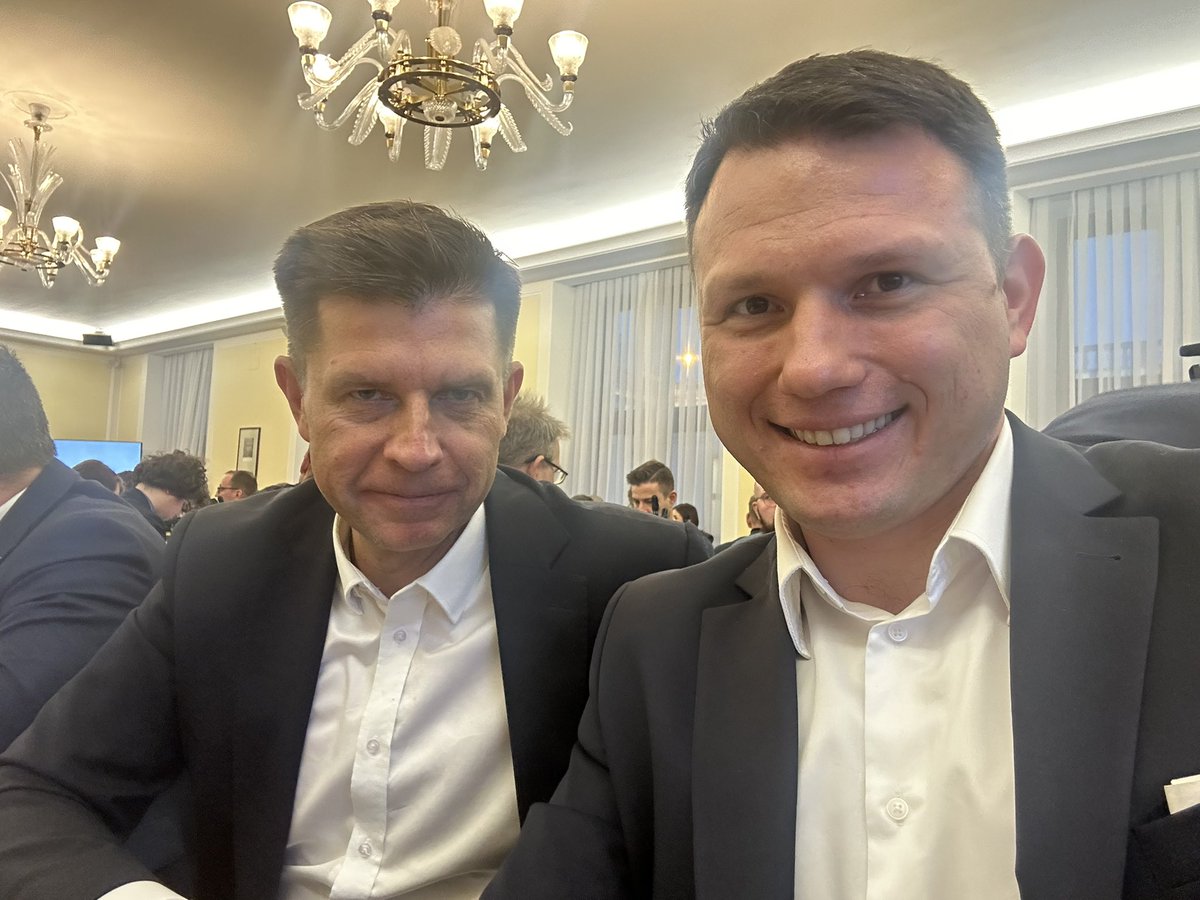 SlawomirMentzen's tweet photo. Trwają ciężkie prace w Komisji Finansów Publicznych ;) https://t.co/9wCwiITlIy