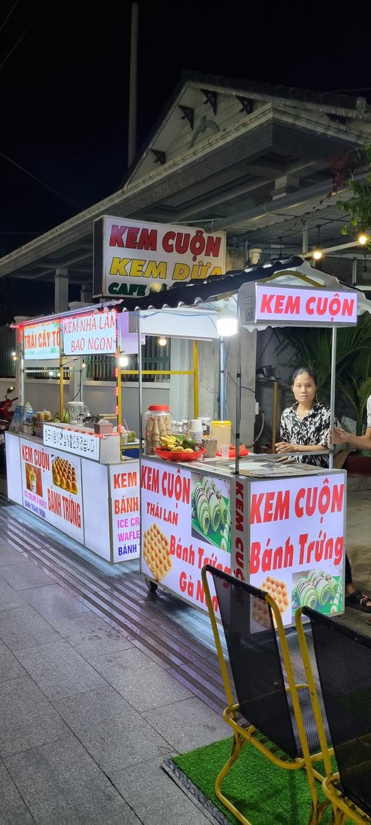 무이네 노점 아이스크림가게에 한국인은 10% 할인이라  써있어서 사먹었는데 가게 사장님이 번역앱을 켜고 한국 친구들에게 가게 홍보부탁하네요.
딱히 거절하기도 뭐해서 ok했는데 돈도 5,000동을 빼주네요. 물론 받진 않았지만 내가 유명 블로거도 아니고 거짓말 하기도 싫어서 여기라도 올려봐요.