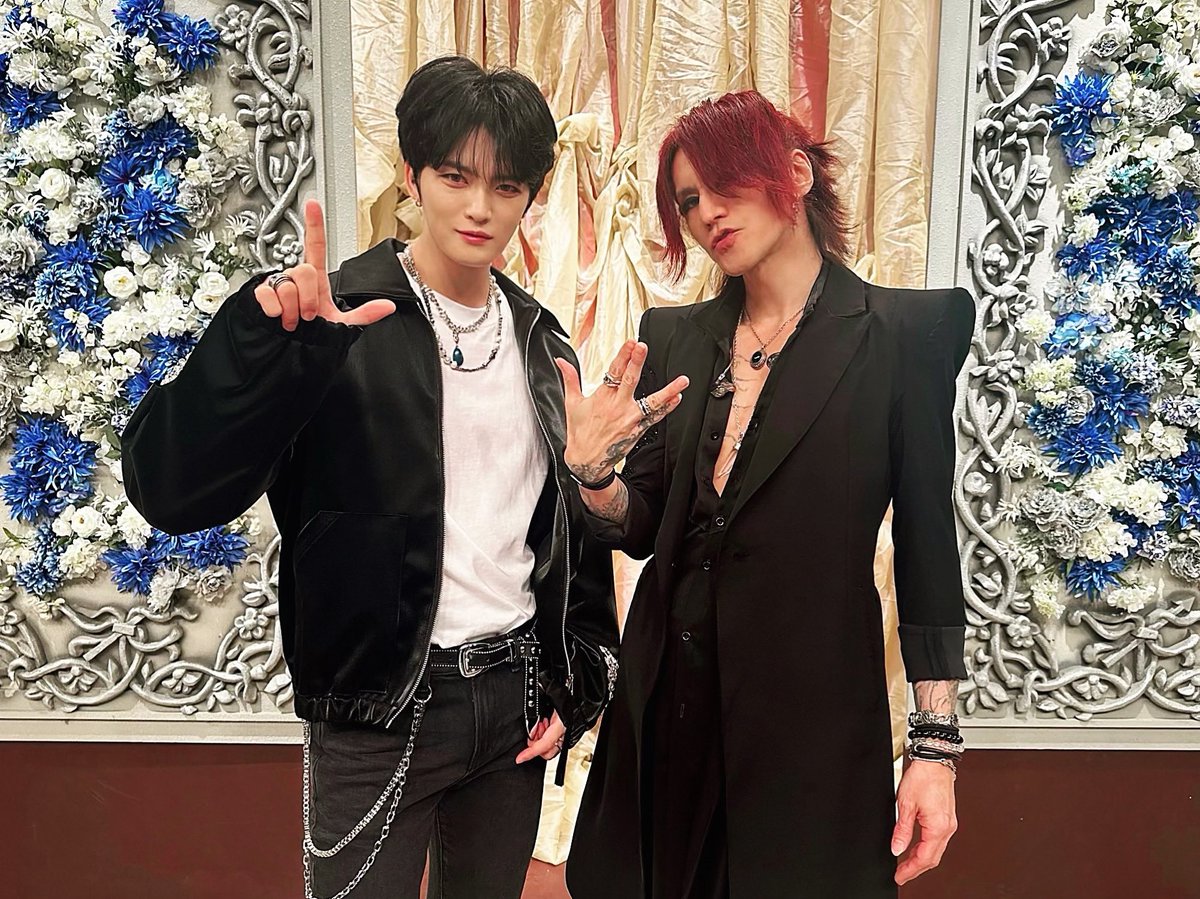 SUGIZOofficial's tweet photo. 😎😎

#SUGIZO
#ジェジュン
#FNS歌謡祭
#GLAMOROUSSKY https://t.co/h8JlyhbvrU