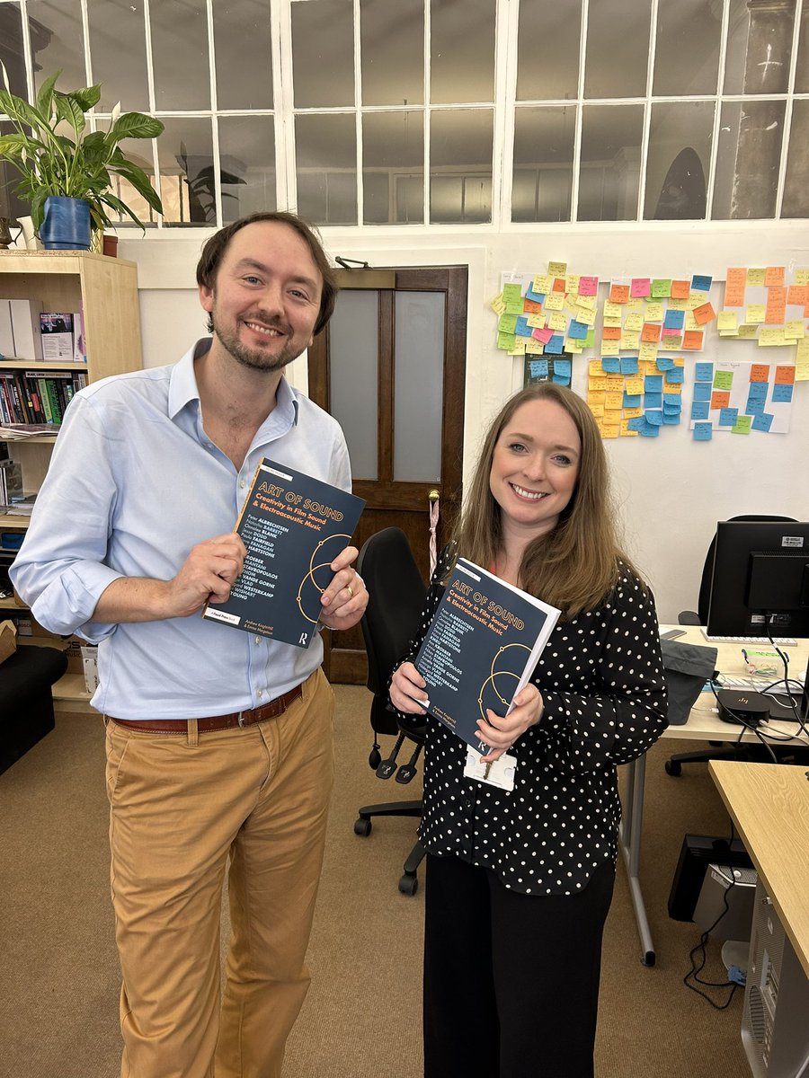 Our new publication ‘Art of Sound’ by @andrewhill86 & @emma__margetson has arrived to our SOUND/IMAGE Research Centre Office 🎉🎉🎉 Available to buy online now 🙌 ➡️ routledge.com/Art-of-Sound-C… @GRE_FLAS @UniofGreenwich (1/2)