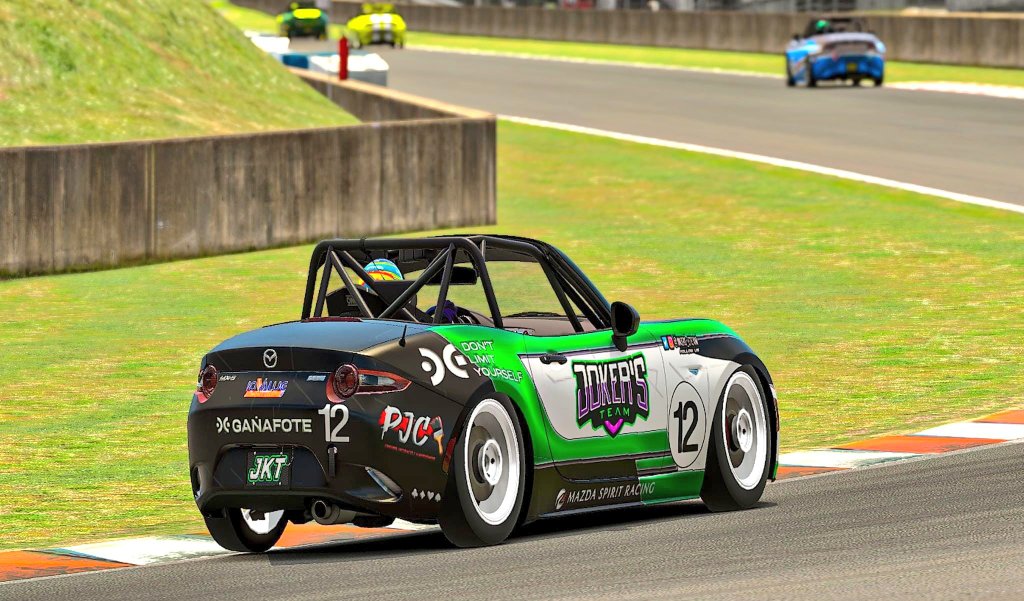 Jokers_eTeam's tweet photo. #JokersDesign🖌 #iracing
Tenemos un joker 👿 perdido con el @MazdaEspana #MX5cup en @iRacing 😍
Alguien sabe decirnos q circuito es ⁉️ https://t.co/9fmv1y6Zus