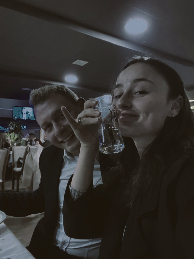 "bir gülüşü var.
gece gibi.
gece gibi derim,
gerisini anlatamam.
uykusuz bırakıyor insanı.
ama öyle güzel ki"