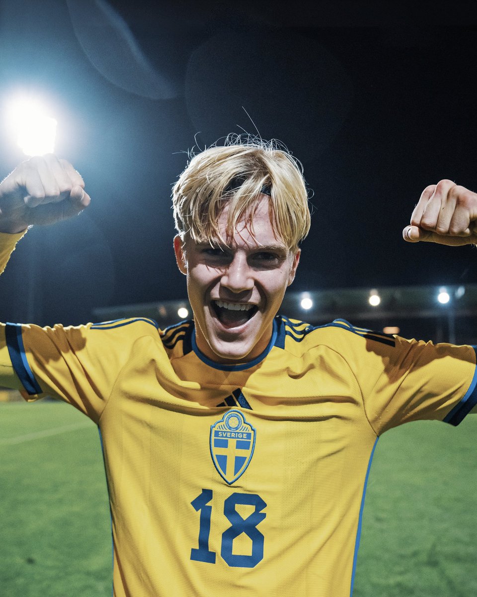 El Barcelona entra en la carrera por Lucas Bergvall, talento sueco de 17 años del Allsvenskan Djurgårdens. 

▪️Primeros contactos directos entre el Barça y el entorno del centrocampista. 

▪️El Inter ya ha hecho una oferta oficial. 

▪️El Manchester United, atento.