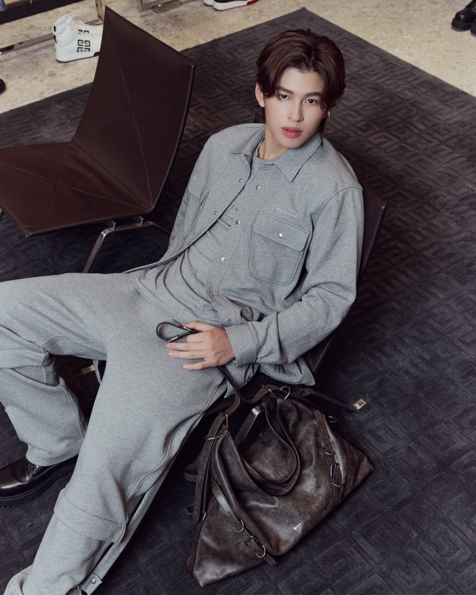 ELLEThailand's tweet photo. เผยลุคของ ‘ปอนด์ ณราวิชญ์’ @ppnaravit ที่มาในลุคสีโมโนโทนพร้อมแอ็กเซสเซอร์รี่ส์จาก @givenchy กับการนำเสนอดีไซน์ใหม่ของบูติกที่สยามพารากอน ซึ่งยังย้ำตัวตนความเป็นแบรนด์ได้อย่างชัดเจน

#ELLEnews 
#givenchy #ppnaravit https://t.co/NC1agdbTDN
