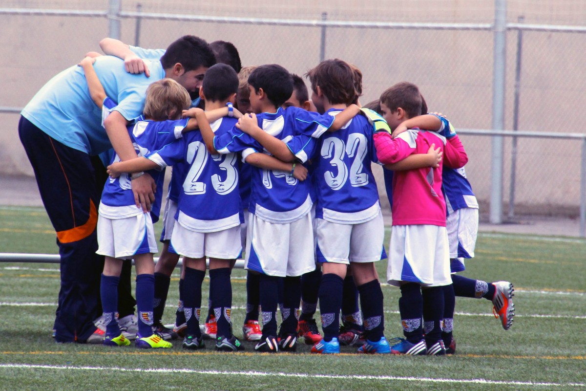 Hoy hablaremos sobre 💡𝟮𝟬 𝗜𝗗𝗘𝗔𝗦 𝗖𝗟𝗔𝗩𝗘💡 𝗣𝗔𝗥𝗔 𝗘𝗟 𝗙𝗨́𝗧𝗕𝗢𝗟 𝗕𝗔𝗦𝗘 𝗘𝗗𝗨𝗖𝗔𝗧𝗜𝗩𝗢⚽️.

El principal objetivo de una sesión de fútbol base puede resumirse en jugar al fútbol, aprender y divertirse.