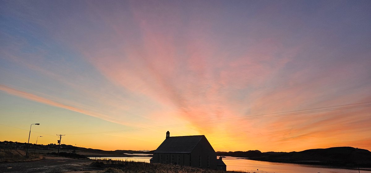nicillemhoire's tweet photo. Another lovely start to the day and the light in the sky as the sun rose was beautiful.
#Crossbost #NorthLochs #IsleofLewis #WesternIsles #OuterHebrides #Daylight #LochsFreeChurch #WinterSunlight https://t.co/t8sA6Qqbyh