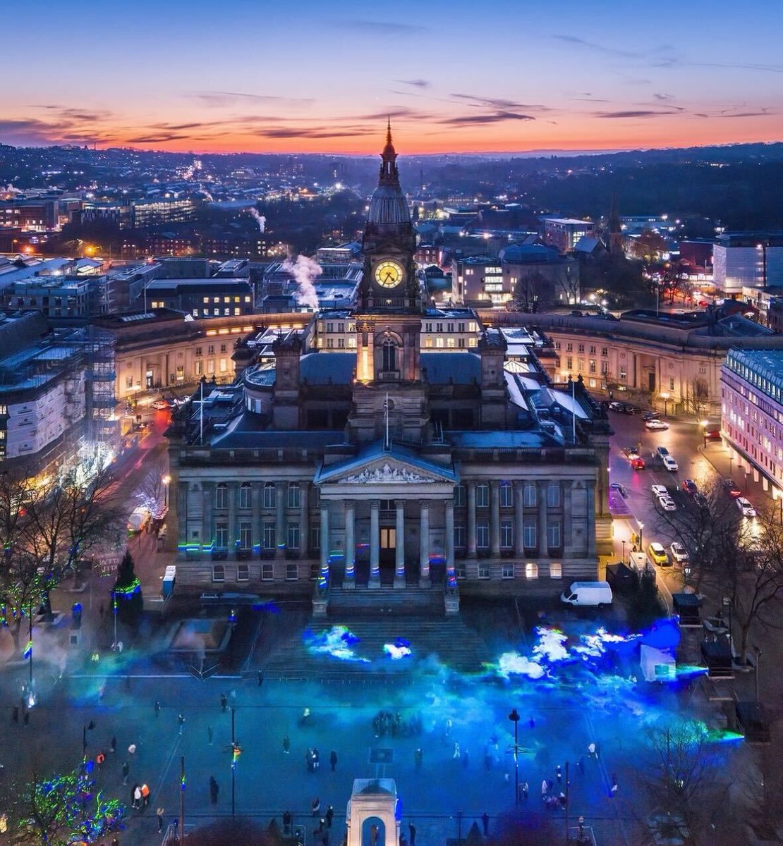 A beautiful scene of Bolton town centre for the 'Put Big Light On' festival😍🌃 

You can catch the festival this weekend from the 7th-9th ✨

 📸 IG/@andymallinsphotography