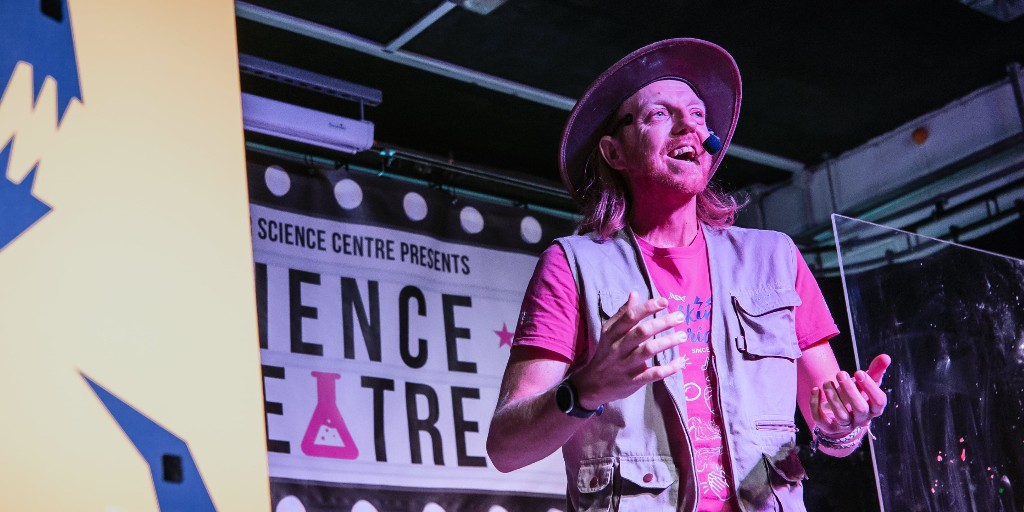 Don't forget to add the free live science show, The Dino Show, to your booking!🦖

From 2nd Dec to 21st Jan, get set for some Brontosaurus-sized fun! Through roar-cus demos,find out how similar dinosaurs are to humans.🦕

Nothing will tircera-top this: winchestersciencecentre.org/whats-on/the-d…