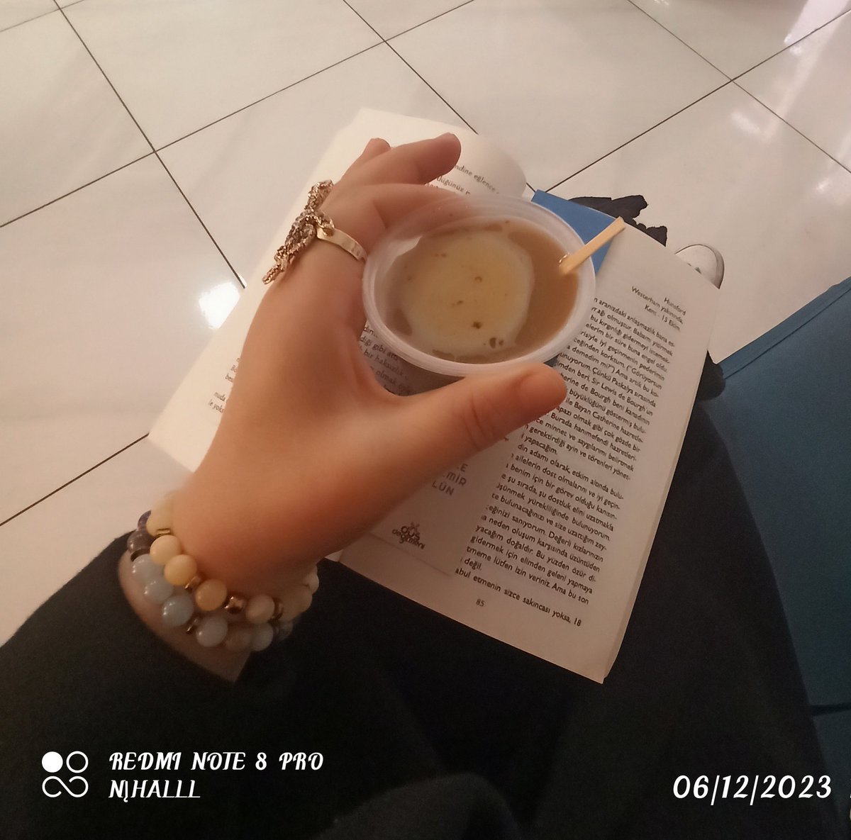 Kokunu unutuyorum.
________----________
Bide bana "seni asla bırakmam"
_______//demiştin.