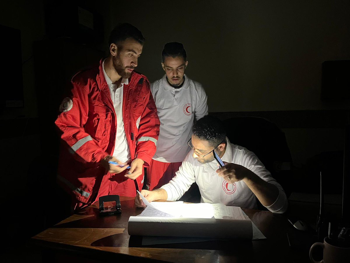 PalestineRCS's tweet photo. 🚨PRCS team continues their work in Deir Al-Balah Emergency Medical Services Center, despite the electricity outage.
🚑طواقم الهلال الاحمر الفلسطيني تواصل عملها في مركز اسعاف دير البلح رغم انقطاع الكهرباء.
#غزة
#Gaza
#Humantarians https://t.co/CABoysLaOa
