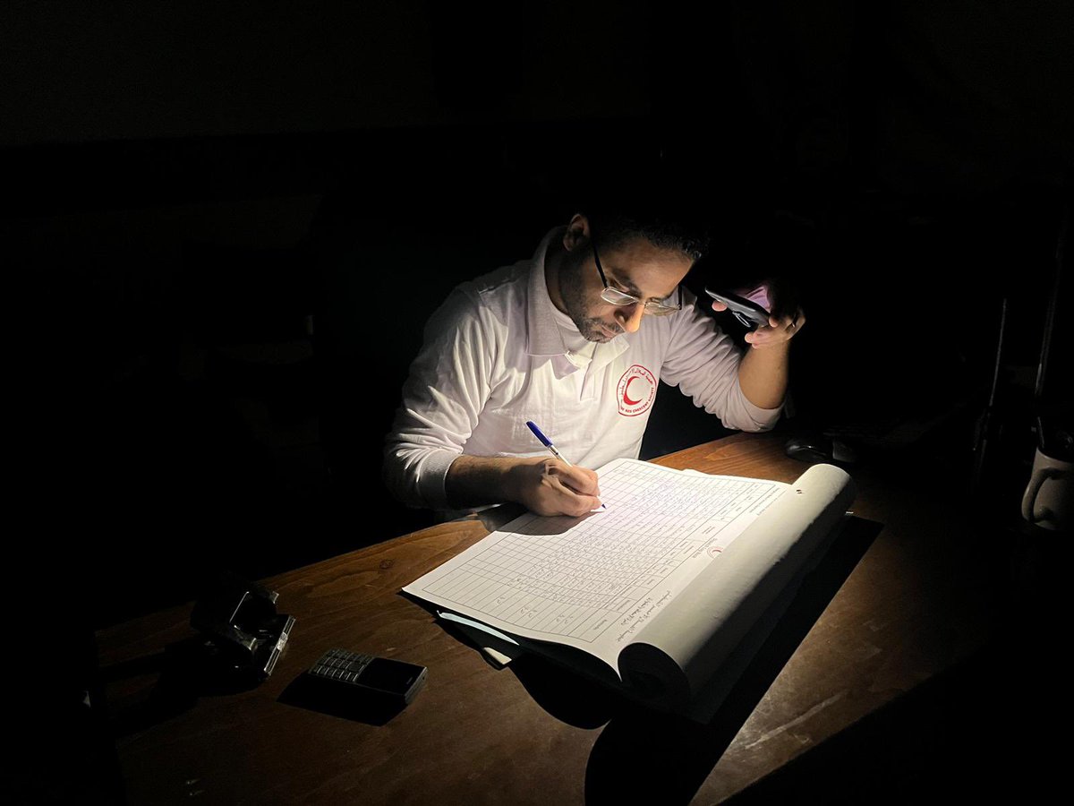 PalestineRCS's tweet photo. 🚨PRCS team continues their work in Deir Al-Balah Emergency Medical Services Center, despite the electricity outage.
🚑طواقم الهلال الاحمر الفلسطيني تواصل عملها في مركز اسعاف دير البلح رغم انقطاع الكهرباء.
#غزة
#Gaza
#Humantarians https://t.co/CABoysLaOa