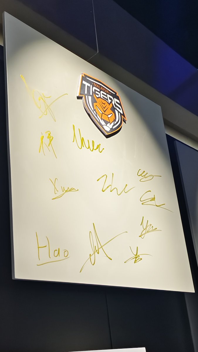 NovaEsportsTeam's tweet photo. The signature of the MAS Tigers players is forever immortalized in the KIC2023 tournament!
Who do you think has the best-looking handwriting? Let us know in the comments section!
#KIC #KIC2023 #KIC2023tournament #HOK #Honorofkings #MASTigers https://t.co/K7jaKY8ONM