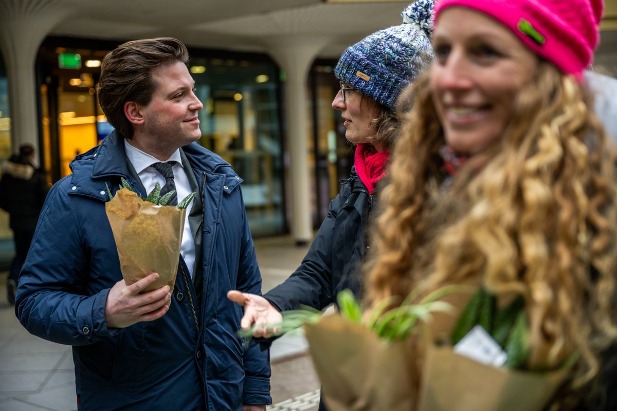 NatuurenMilieu's tweet photo. 💚 Een #groenestart bij de installatie van de nieuwe Tweede Kamerleden vandaag! Samen met 90 organisaties roepen we hen op om te bouwen aan een toekomst waarin ruimte is voor natuur, een gezond klimaat en natuur- en diervriendelijke landbouw. Want we kunnen #nietzondernatuur. https://t.co/9EEuGszjaL