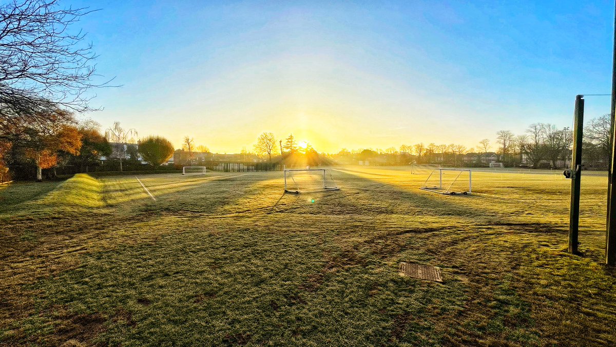 Alleyns_DofE's tweet photo. What a gorgeous winters morning for the #AlleynsCommunity @AlleynsSchool @_JaneLunnon #AlwaysAlleyns thank you to our wonderful #AlleynsGrounds https://t.co/ervwDWCoXS