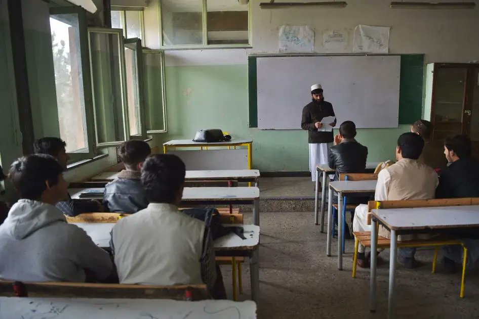 “I don’t understand the difference between my school & our local mosque anymore.” - a male student in #Afghanistan. The Taliban’s abusive educational policies are harming boys, too, new @hrw report finds. hrw.org/news/2023/12/0…