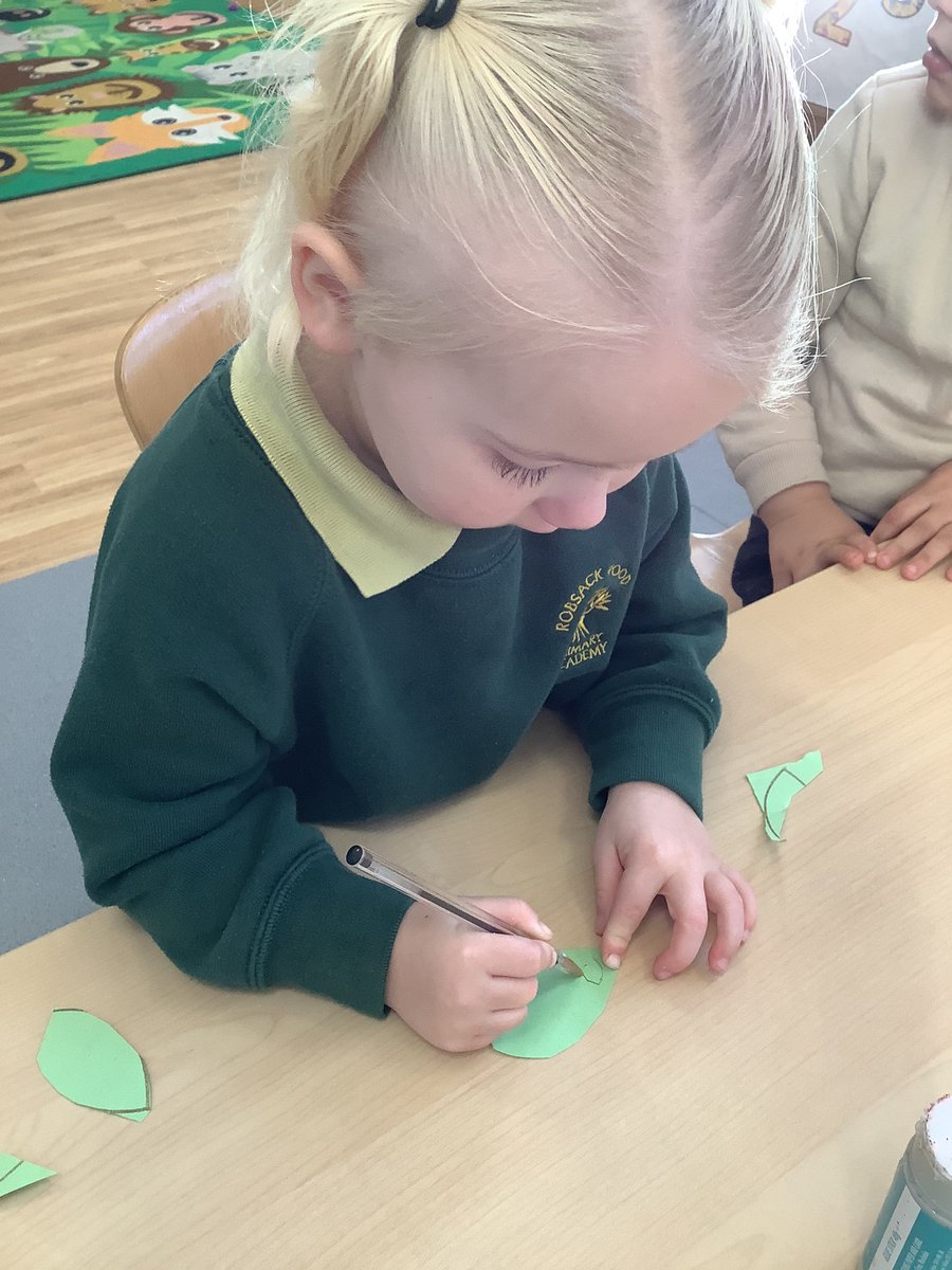 RobsackN's tweet photo. Exploring diversity in our class! 🌈 Children creating their own family trees, celebrating uniqueness. 🏡 Exciting conversations like 'I have two mummies' and 'Some children have two daddies or one mummy and one daddy’ foster understanding and inclusivity. 🤗❤️ @R_S_Wood https://t.co/sdQI3ELqVM