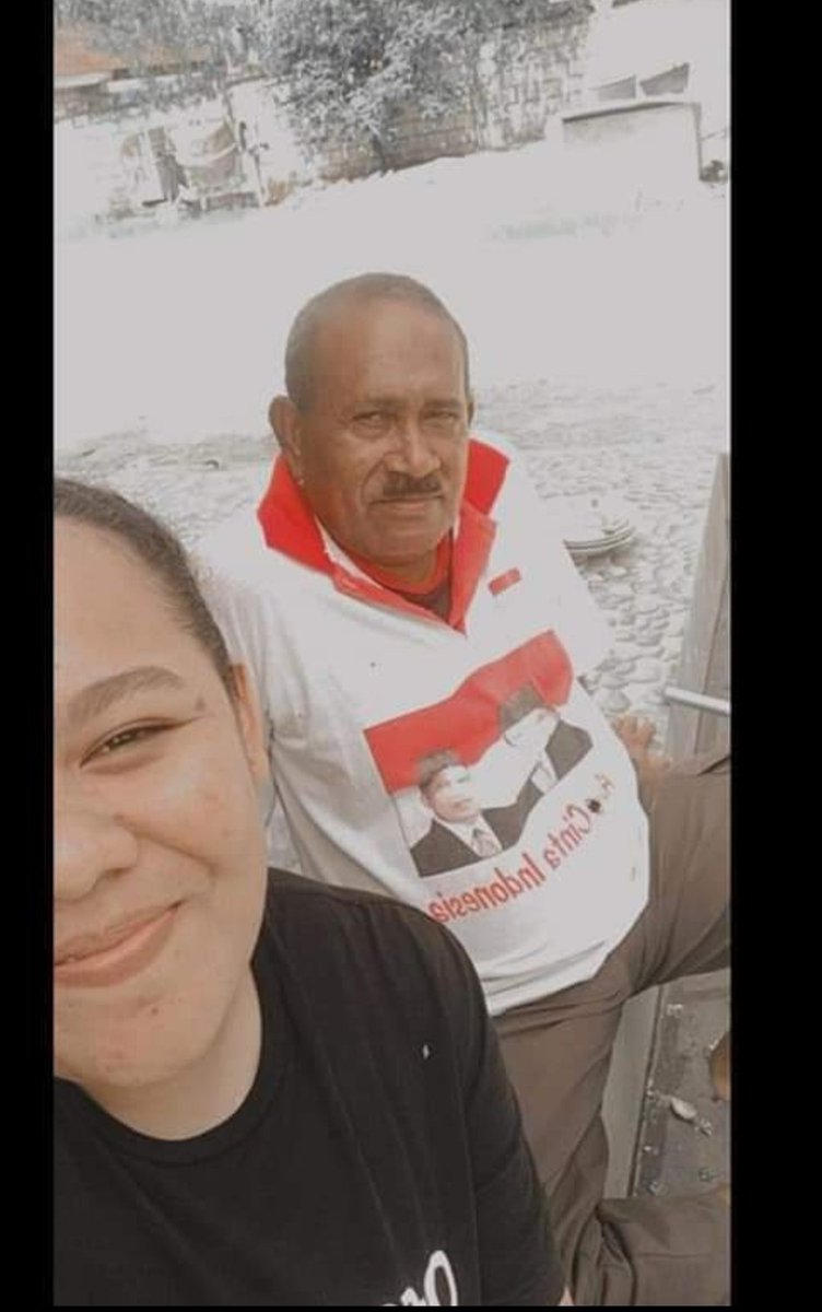 pah apa kabar ?
Disini saya  baru saja bertanya pada teman yang lebih dulu mengalami kehilangan  seorang Ayah ,dalam percakapan sy tanya ;
"beritahu pada saya bagaimana mengobati rasa rindu kepada Ayah"?bagaimana caramu melewati dan menyebrangi jurang rindu yang dalam itu?