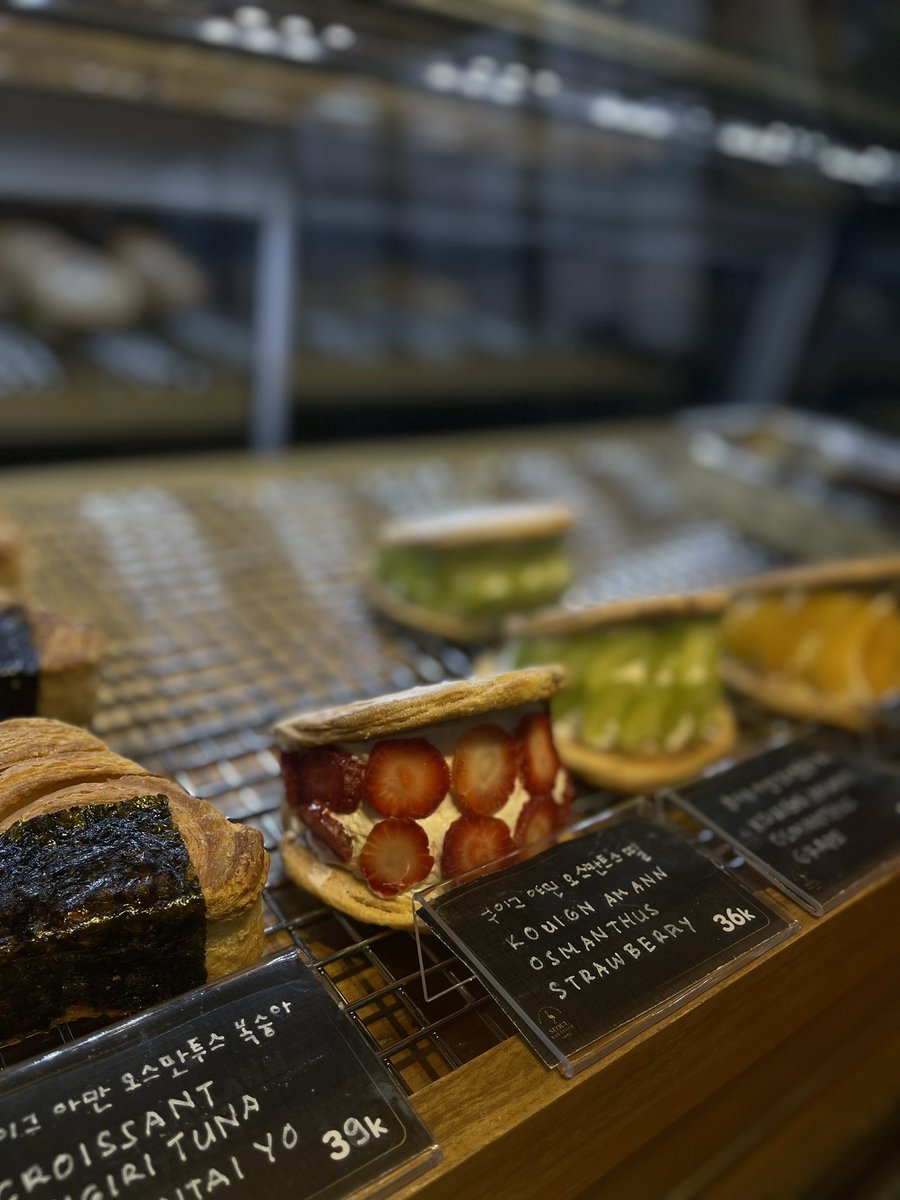 orchidpoison's tweet photo. the real hidden gem, beberapa waktu lalu update disini dikira di seoul beneran sama temen padahal ini di jakarta utara

pastrynya legit enak enak banget. kopinya juga enak banget, harganya rata 30ribuan, underrated padahal beneran enak, aku beberapa kali wfc disini https://t.co/ljQkgexmPk