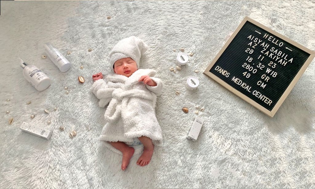 ZackyFuadz's tweet photo. Welcome to the world my baby Aisyah Sabila Az-Zakiyah. Semoga kelak menjadi anak yang shalehah, taat kepada Allah SWT dan Rasulullah SAW, berbakti kepada orang tua serta bermanfaat bagi nusa bangsa &amp; agama. Aamiin Yaa Allah Yaa Robbal 'Alamiin 🤲🏻 ❤️ https://t.co/jshNyKRYXW