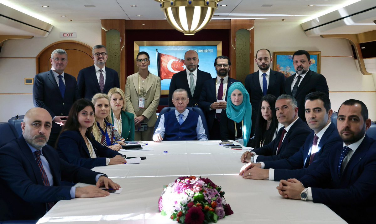ozlemdogan_'s tweet image. Katar dönüşü sorularımızı yönelttiğimiz Sayın Cumhurbaşkanımızla Gazze’deki soykırımı konuştuk. ‘Gazze’deki tarifsiz zulüm karşısında bizim de ciğerimiz yanıyor’ diyen Başkan Erdoğan, Hamas’ın kendi topraklarını korumanın gayreti içerisinde olduğunu vurguladı. #GazzedeKatliamVar
