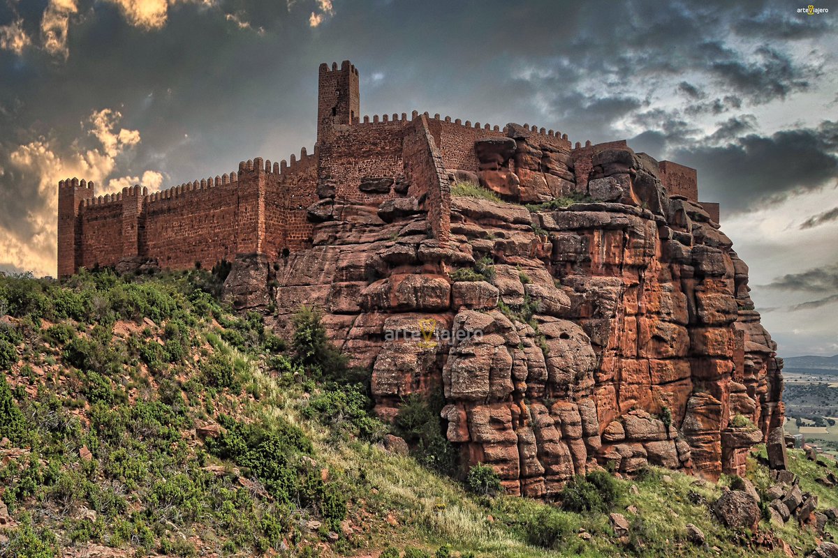 Castillo de Peracense (Teruel), una de las fortalezas medievales más desconocidas y espectaculares de #Aragón. Fue construido en el S. XIII sobre una escarpada formación de rodeno con la que perfectamente se mimetiza #FelizMiercoles #BuenosDias