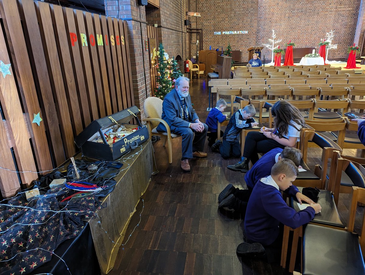 ChristChurch_CE's tweet photo. Year 4 enjoying the Christmas Experience at St. John's, Bloxwich! https://t.co/ssxhY3hGRi
