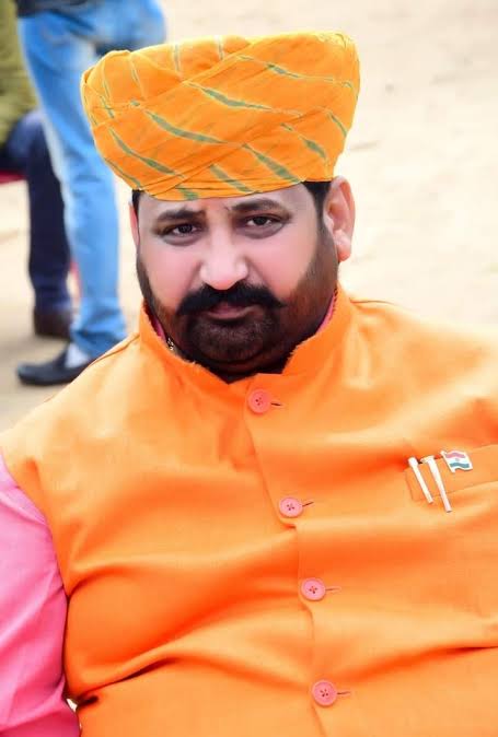 Anjalisaini_'s tweet image. राष्ट्रीय राजपूत करणी सेना के अध्यक्ष श्री सुखदेव सिंह गोगामेड़ी जी की दिनदहाड़े हत्या कमजोर कानून व्यवस्था को दर्शाती है पुलिस प्रशासन से अनुरोध है कि शीघ्र अपराधियों को गिरफ्तार कर दंडित किया जावे ताकि प्रदेश में शांति का माहौल पुनः कायम हो।
#सुखदेव_सिंह_गोगामेडी #SukhdevSingh