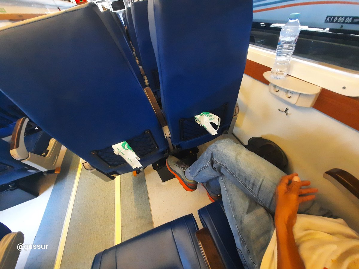 Mencoba juga KA Jayabaya dengan kursi generasi barunya. Buat pantat teposku masih terasa keras joknya. Sementara sandaran memeluk rapat punggung kerempengku. Ðg tinggi 173cm, jarak antarkursi masih lega buat dengkul bercengkerama. Bravo KAI.