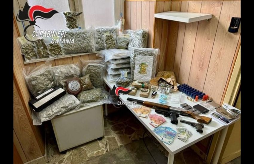 zazoomblog's tweet image. San Giorgio trovati nello studio di registrazione di un cantante neomelodico armi e 18 chili di droga - #Giorgio #trovati #nello #studio zazoom.it/2023-12-06/san…