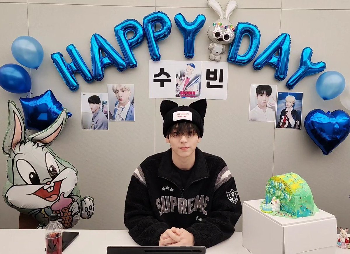 translatingTXT's tweet photo. soobin's birthday cake represents the moa bong

🐰 since the moa bong is getting a new version soon, this is pretty meaningful, right?  

@TXT_members @TXT_bighit https://t.co/exBirzUQuL