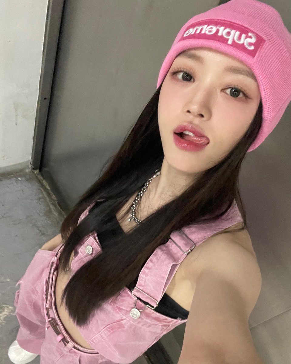 YooA tweet media