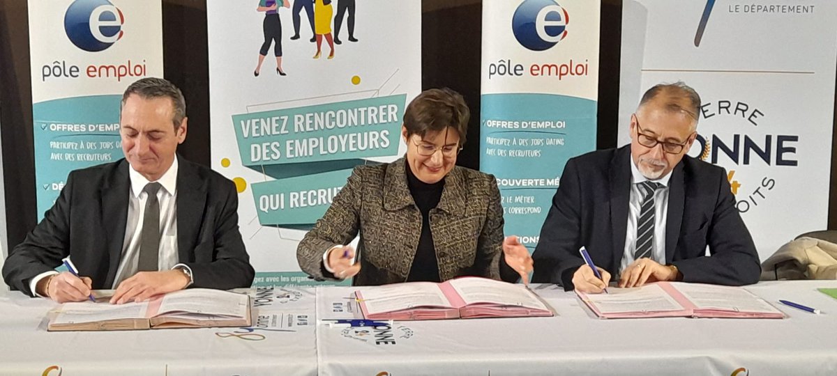 YvesHutin's tweet photo. ✅ Forte affluence ce matin au forum #emploi  à #auxerre en présence de @michelswieton directeur régional de @poleemploi_bfc et de @soniapatouret vice pdte  du @Departement89 pour la signature d’une convention de collaboration au service des usagers. Nul n’est inemployable! https://t.co/wtpPlt9rmP