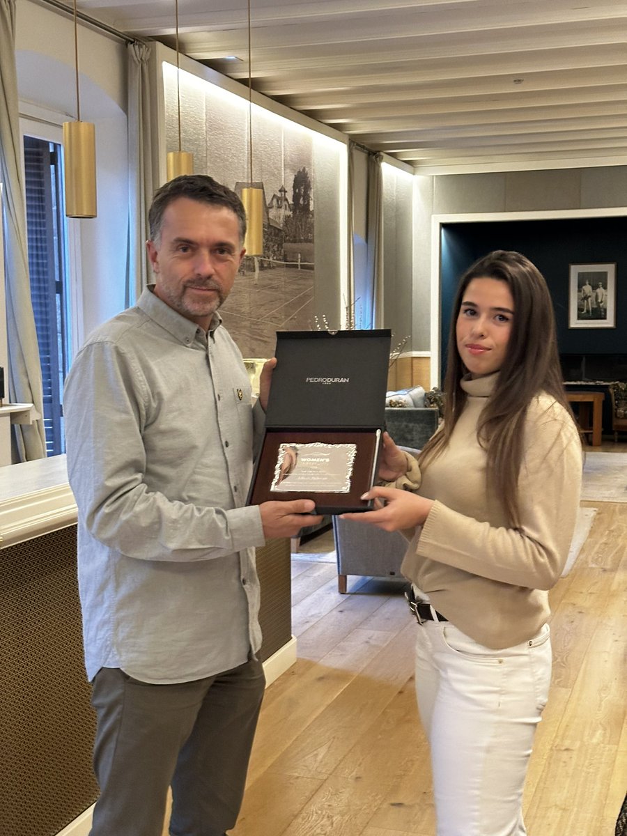 AriadnaVerge's tweet photo. Como presidenta de Women’s Supercars fue un honor y un placer participar en la entrega de la placa por nuestra admiración a @AlbertFabrega y cómo agradecimiento al su apoyo incondicional a las nuevas generaciones. #f1 #newgs #womens #cars #supercar #formula1 https://t.co/PyRg9tqooz