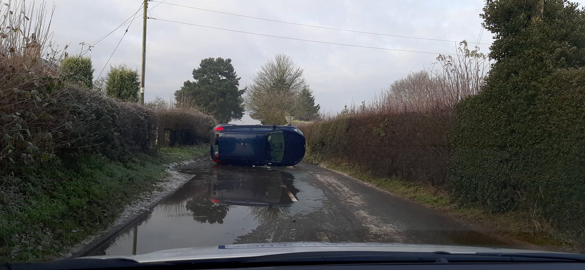 @MDraytonCops and officers from Market Drayton response have attended 2 RTC's in North Shropshire this morning. This one is in Stanton Upon Hone Heath. Please take care as lots of the side roads are still very icy. #saferroads