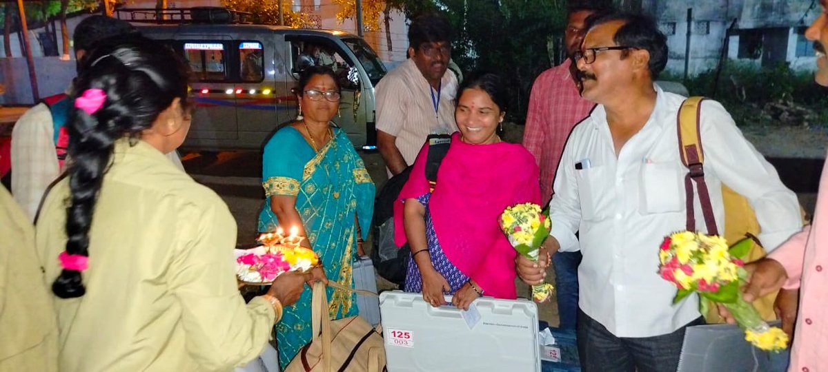 B_Rahul_IAS's tweet photo. 1.The Grand Welcomes at polling station locations
2. The Appreciation Certificates for their tremendous work. 

The smile on their faces speaks everything. (3/1)

@ECISVEEP 
@SpokespersonECI 
@CEO_Telangana 
@MancherialAclb https://t.co/rEjVpfZDim