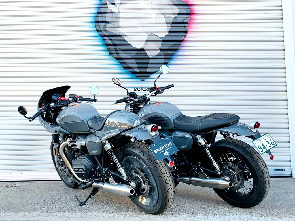 MOTORISTS17's tweet photo. ホットロッドカスタムショーで注目を集めたスタイリッシュなBRIXTON CROMWELL1200カフェ。
ノーマルとの比較をご覧ください！
・
製作はモータリスト正規ディラー・ベア世田谷さん@BEAR_Setagaya
興味がある方はぜひ問い合わせてください！

#カフェレーサー
#カスタム
#ホットロッドカスタムショー https://t.co/INETlKBqVI