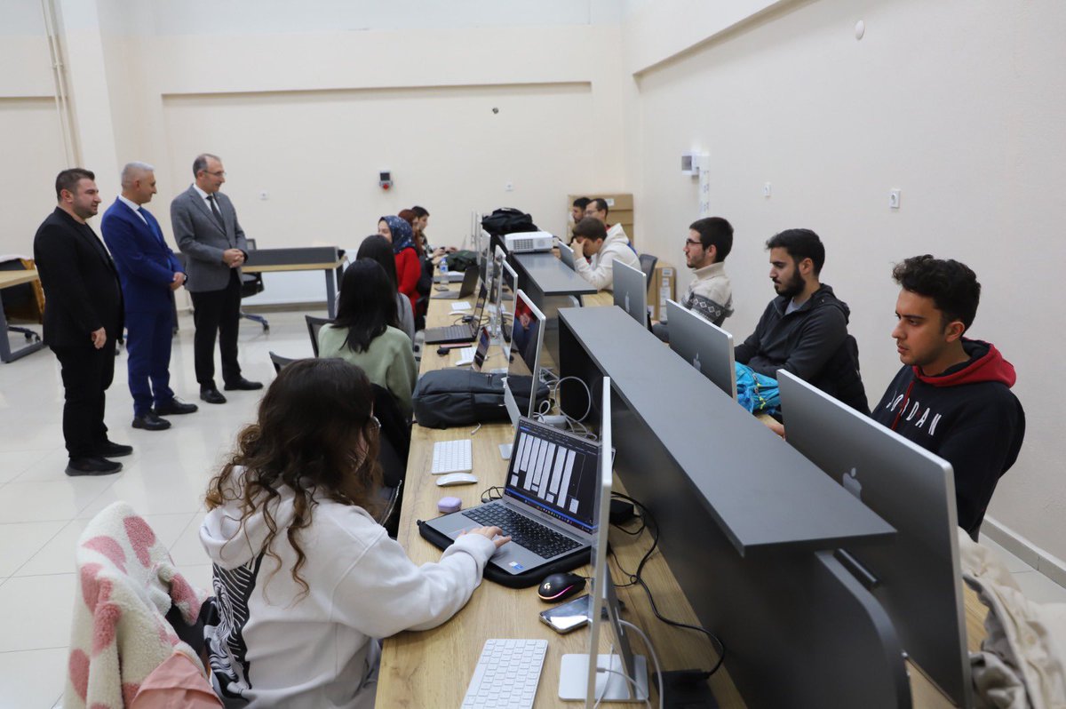 firatresmihesap's tweet image. Rektörümüz Prof. Dr. Fahrettin Göktaş Fırat Kalkınma Ajansı Genel Sekreteri Dr. Abdulvahap Yoğunlu ile birlikte, Code-23 Fırat Yazılım Atölyesi Projesi’nde eğitimlerine başlayan öğrencilerimizi ziyaret etti.