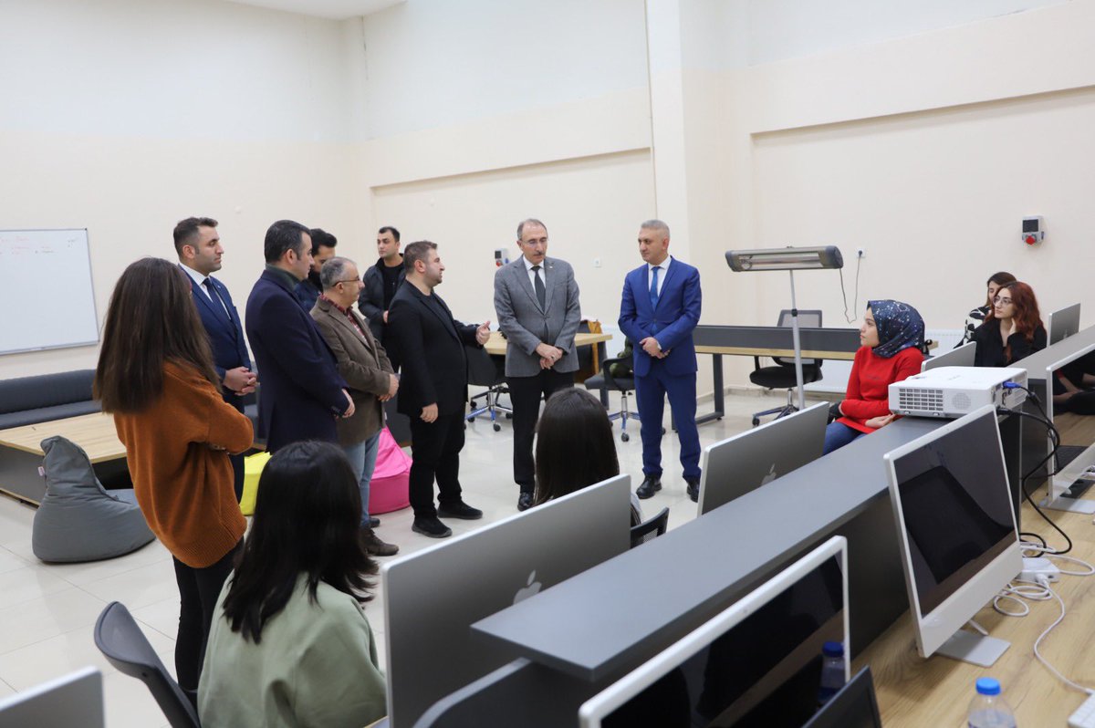 firatresmihesap's tweet image. Rektörümüz Prof. Dr. Fahrettin Göktaş Fırat Kalkınma Ajansı Genel Sekreteri Dr. Abdulvahap Yoğunlu ile birlikte, Code-23 Fırat Yazılım Atölyesi Projesi’nde eğitimlerine başlayan öğrencilerimizi ziyaret etti.
