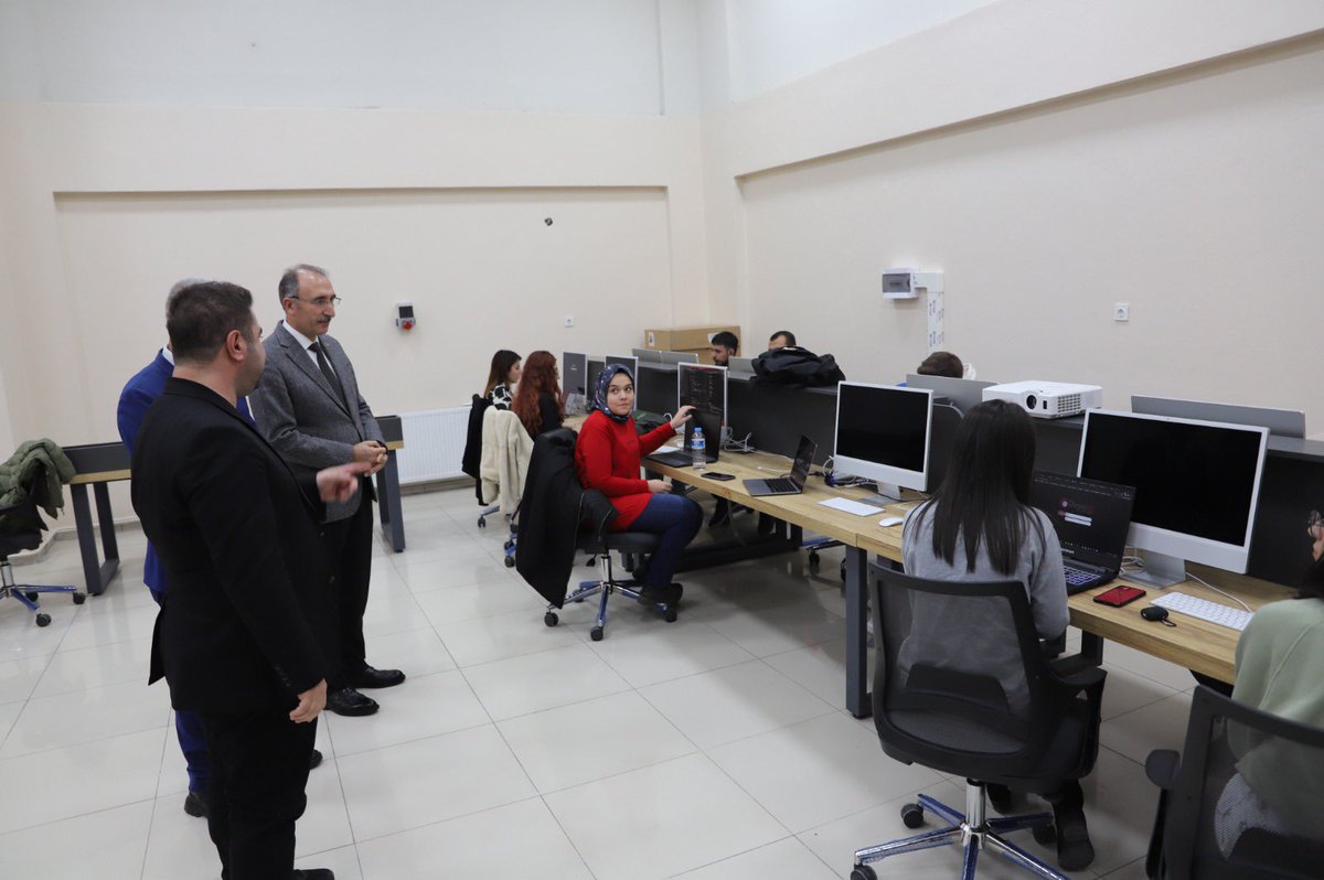 firatresmihesap's tweet image. Rektörümüz Prof. Dr. Fahrettin Göktaş Fırat Kalkınma Ajansı Genel Sekreteri Dr. Abdulvahap Yoğunlu ile birlikte, Code-23 Fırat Yazılım Atölyesi Projesi’nde eğitimlerine başlayan öğrencilerimizi ziyaret etti.
