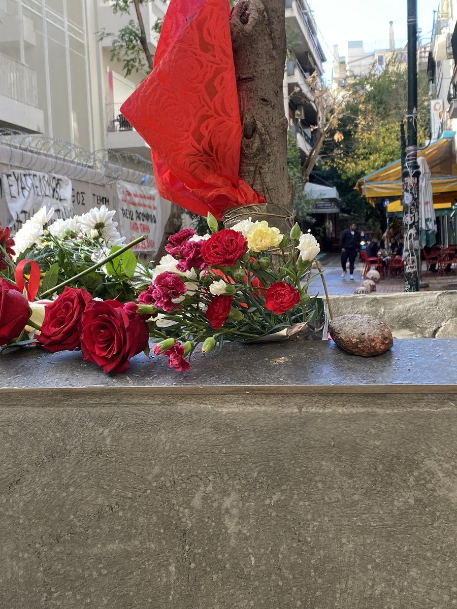 Με ρωτάς γιατί αφήνω πέτρες
Γιατί μέσα από αυτές φυτρώνουν
Τα πιο σπάνια λουλούδια

Και αν δεν είναι πια μαζί μας
Ζουν
Στα οδοφράγματα του μέλλοντος

#Γρηγορόπουλος #εξαρχεια #antireport  #6Δεκεμβρη