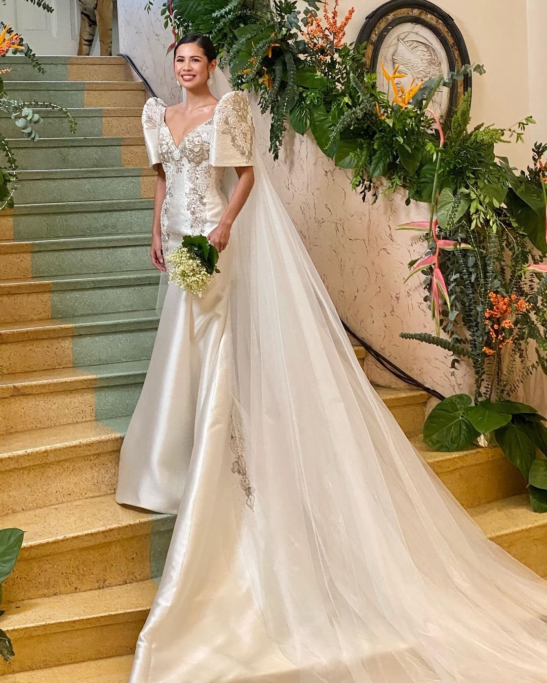 PhilSTAR L fe on X STUNNING BRIDE Fashion designer Rajo Laurel gave a closer look of Ella Pangilinan s wedding gown. Rajo Laurel Instagram https t iiJCDh41u2 X
