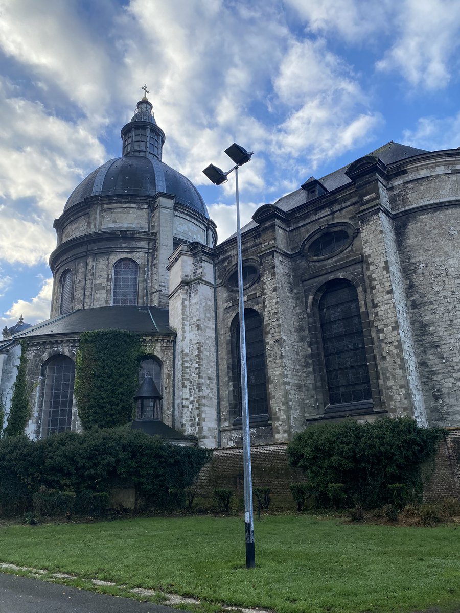 Rue du Pont Neuf #Lille ce matin 
Église catholique Sainte-Marie-Madeleine à Lille, dit « Grosse Madeleine et la Rue Saint François. #VieuxLille