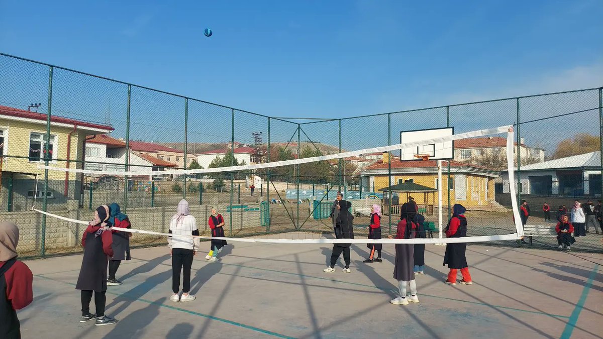 GemerekB's tweet photo. Başkanımız Remzi KILIÇDAĞI sabah mesaisini imamhatip ortaokulunu ziyaret ederek başladı.
Başkan KILIÇDAĞI İmam hatip öğrencileri ve öğretmenleri ile bir araya gelip ögrencilerle voleybol oynayıp okul müdürümüz ve öğretmenlerle hasbihal etti https://t.co/kGucoE3c4J