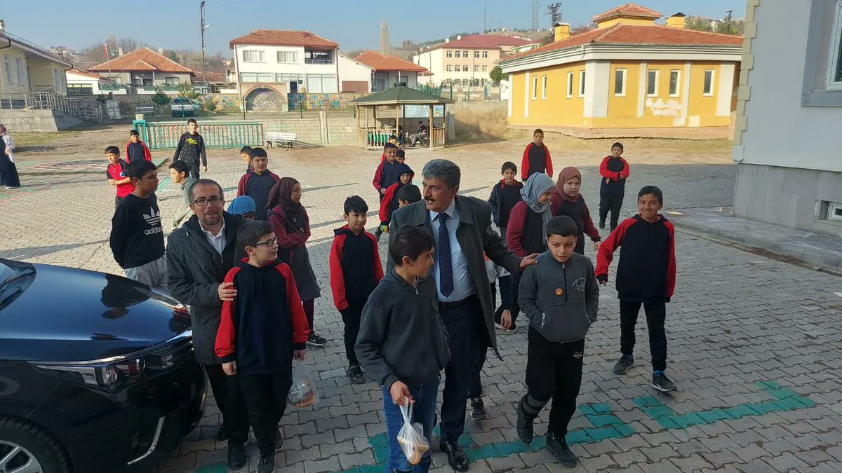 GemerekB's tweet photo. Başkanımız Remzi KILIÇDAĞI sabah mesaisini imamhatip ortaokulunu ziyaret ederek başladı.
Başkan KILIÇDAĞI İmam hatip öğrencileri ve öğretmenleri ile bir araya gelip ögrencilerle voleybol oynayıp okul müdürümüz ve öğretmenlerle hasbihal etti https://t.co/kGucoE3c4J