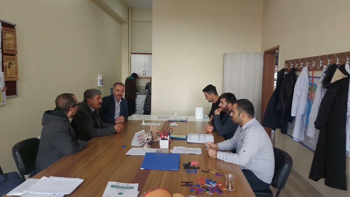 Başkanımız Remzi KILIÇDAĞI sabah mesaisini imamhatip ortaokulunu ziyaret ederek başladı.
Başkan KILIÇDAĞI İmam hatip öğrencileri ve öğretmenleri ile bir araya gelip ögrencilerle voleybol oynayıp okul müdürümüz ve öğretmenlerle hasbihal etti