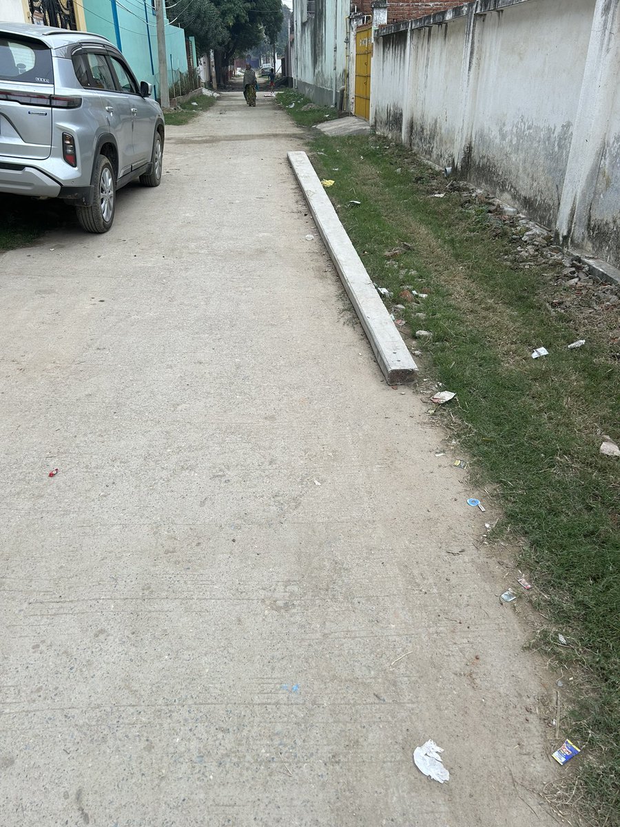PriyankSha99346's tweet photo. Is this electric pole on right place , it stands here from last 10 days. 
Please help to understand 🙂@UppclChairman @UPPCLLKO @EePvvnl @UPPCLLKO https://t.co/MYDwdog1vA