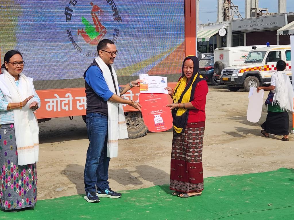 ZingnuChau's tweet photo. During the program, distributed certificates to the beneficiaries of PMAY (Urban) &amp; PMSVANidhi &amp; felicitated the winners of the Open Quiz competition.

Also, it was heartening to witness great participation from our people at the 'Seva Aapke Dwar 2.0' camp,  2/3 https://t.co/FP6Ggputpy