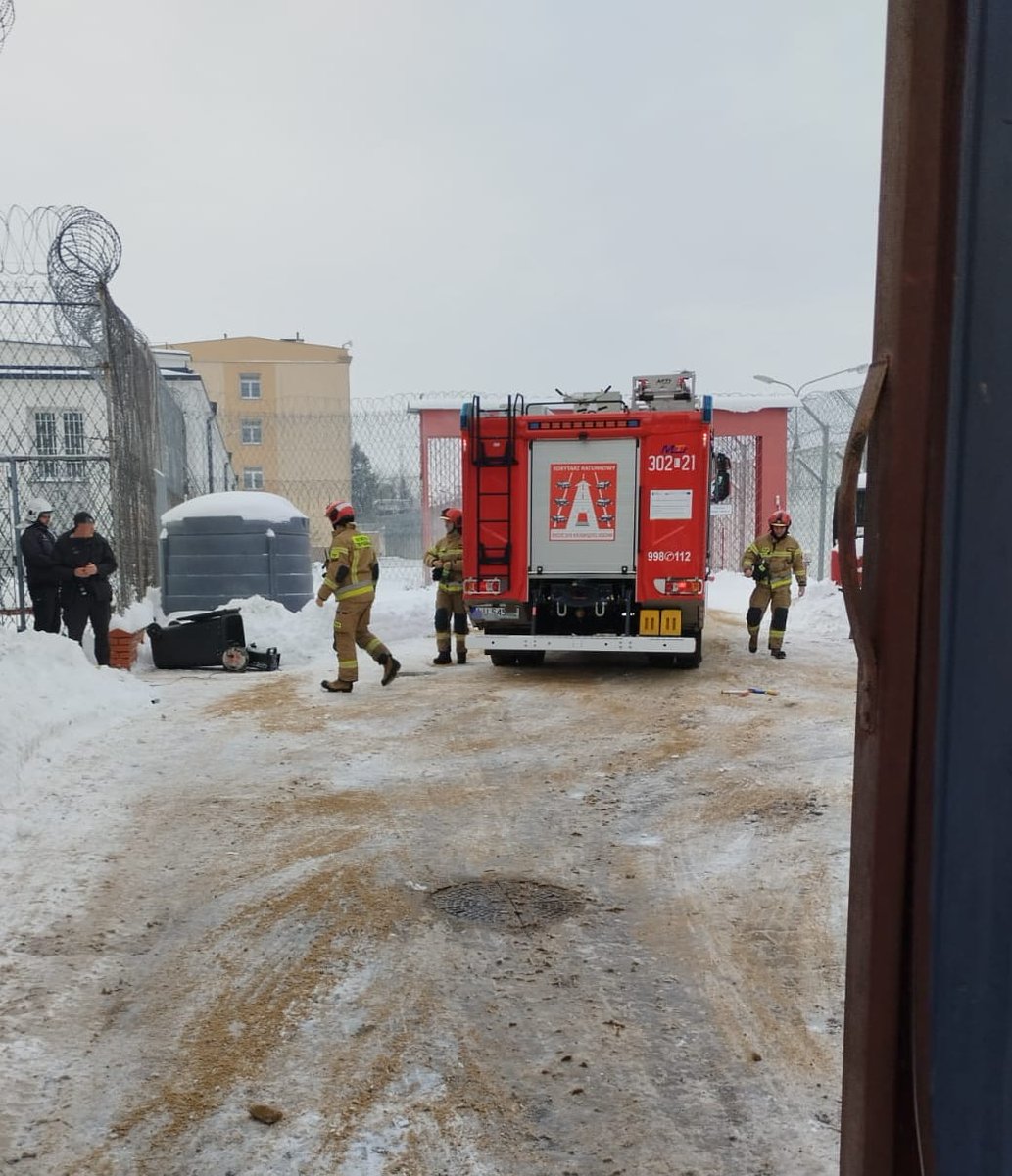 ASLublin's tweet photo. Ćwiczenia ochronne z udziałem Służby Więziennej, Policji i Straży Pożarnej mają na celu wypracowanie standardów postępowań w sytuacjach zagrażających bezpieczeństwu na terenie jednostki, by sprawnie reagować na zagrożenia i skutecznie likwidować ich skutki 🚒🚔 https://t.co/Sy8VVzNecz