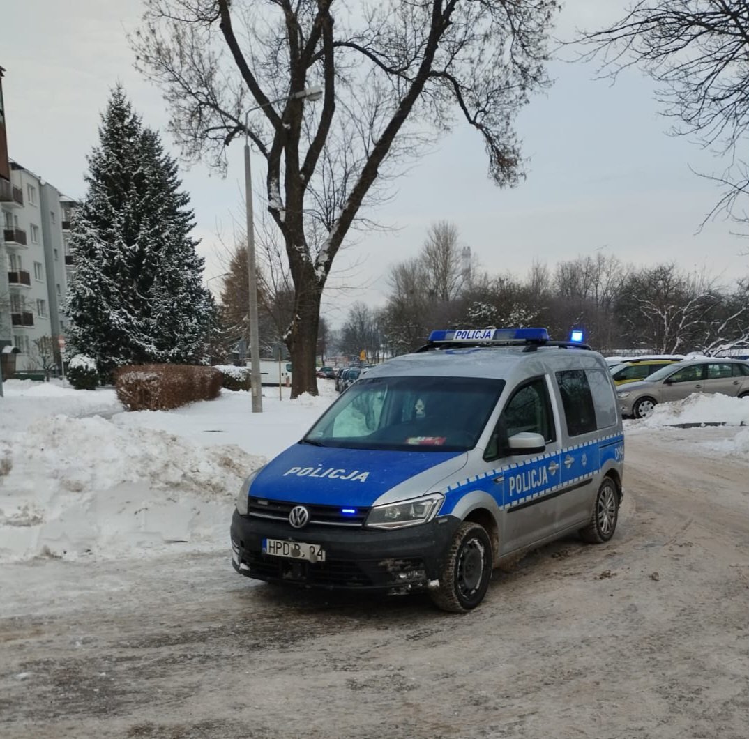 ASLublin's tweet photo. Ćwiczenia ochronne z udziałem Służby Więziennej, Policji i Straży Pożarnej mają na celu wypracowanie standardów postępowań w sytuacjach zagrażających bezpieczeństwu na terenie jednostki, by sprawnie reagować na zagrożenia i skutecznie likwidować ich skutki 🚒🚔 https://t.co/Sy8VVzNecz