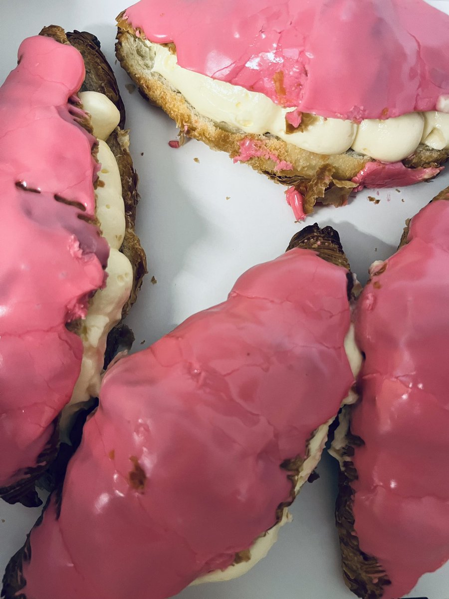 Mijn nieuwe column in Ars Aequi Maandblad is mierzoet. Het recht op een crompouce en een sugardaddy? lnkd.in/eM3PfCfy Intussen blijf ik twijfelen: ga ik 'm proeven of niet?